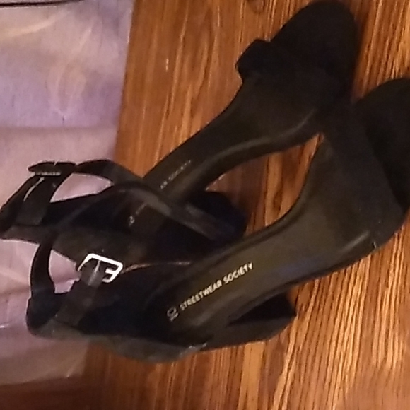 Clothes, heeled shoes, purse - Picture 8 of 11